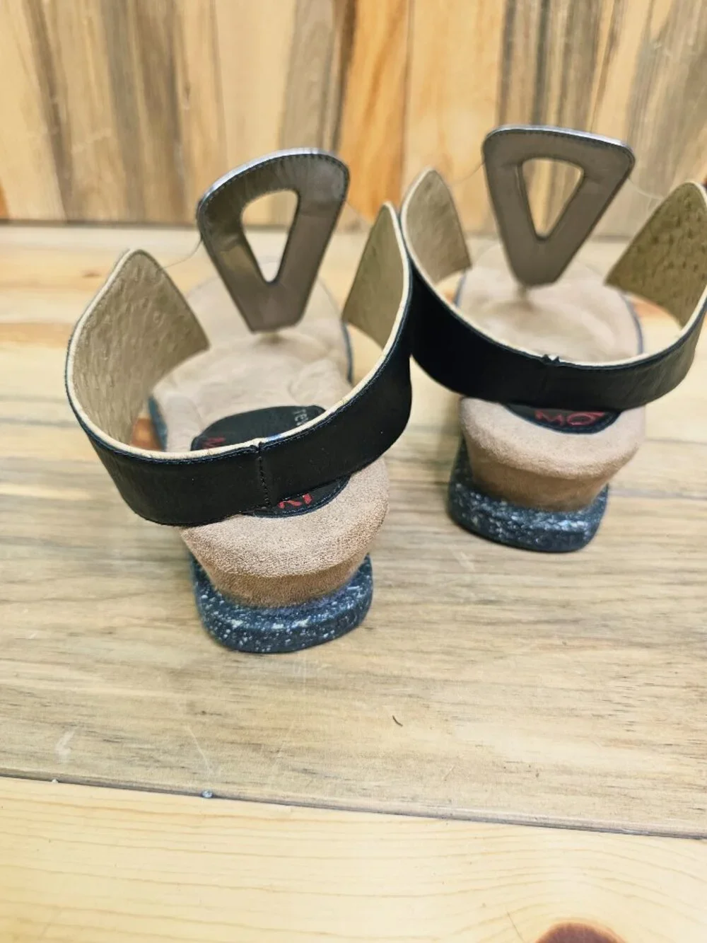 Modzori Grazia 1 - Tan Croc Reverses to Black Wedge Sandal Size 8 ~ NEW!